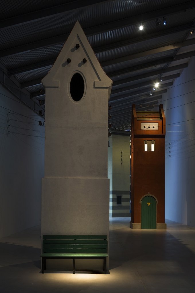 Installationsview fra udstillingen <i>Mellem tårne</i> på ARKEN frem til 1. nov. Foto: Torben Ekserod