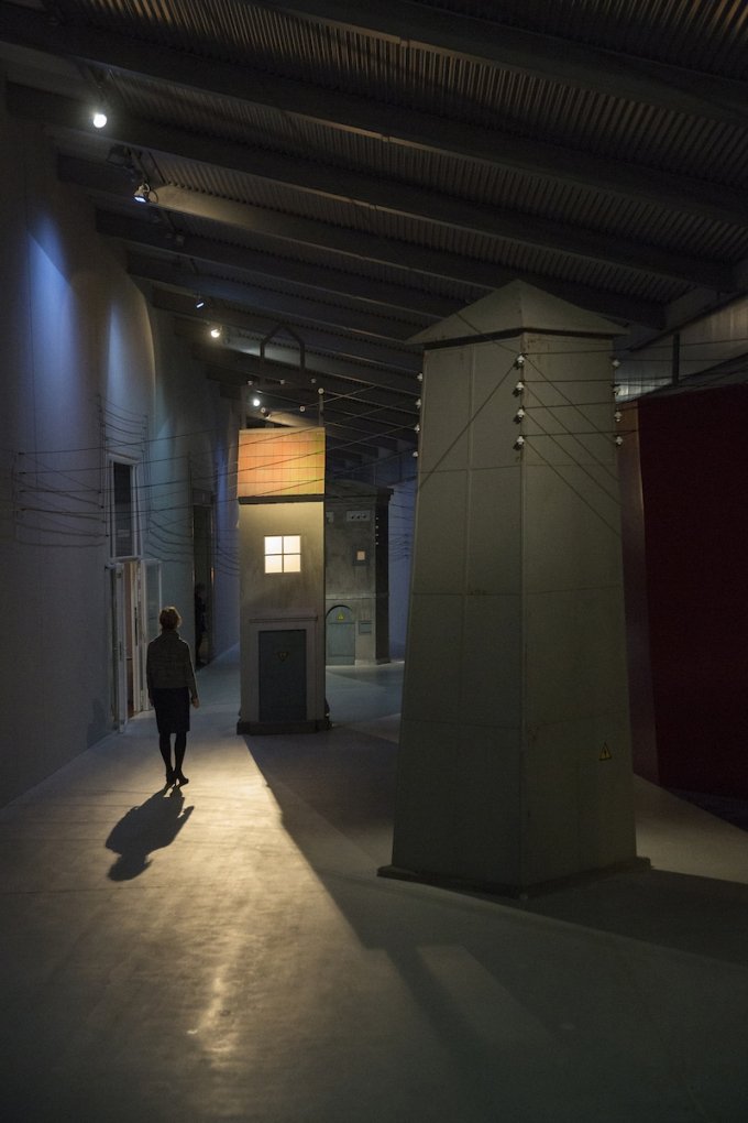 Installationsview fra udstillingen <i>Mellem tårne</i> på ARKEN frem til 1. nov. Foto: Torben Ekserod