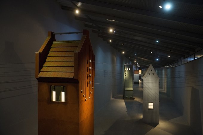 Installationsview fra udstillingen <i>Mellem tårne</i> på ARKEN frem til 1. nov. Foto: Torben Ekserod