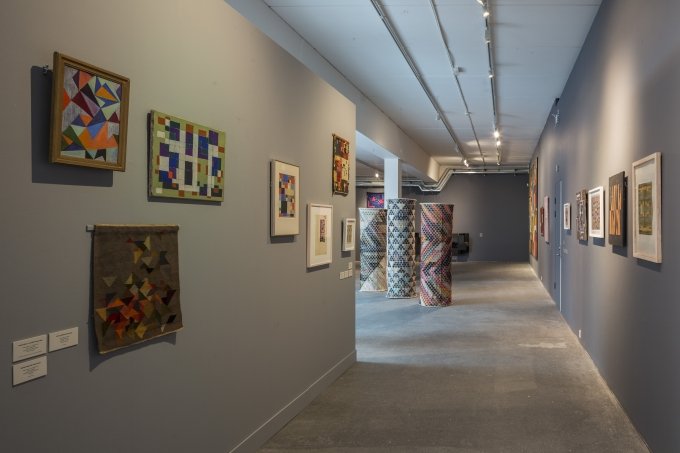 Mette Winchelmann. Udstillingsview fra <i>Tråde på tværs</i>. Foto: Anders Sune Berg