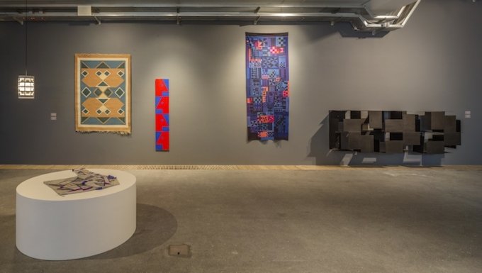 Mette Winchelmann. Udstillingsview fra <i>Tråde på tværs</i>. Foto: Anders Sune Berg