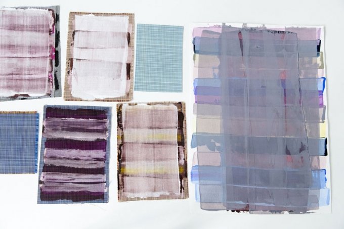 Forlæg til <i>Cross Roads/Scott</i> og tekstilprøve fra Kvadrat samt arbejdsprøver fra Vibeke Rohlands værksted. (Foto: Kirstine Autzen)