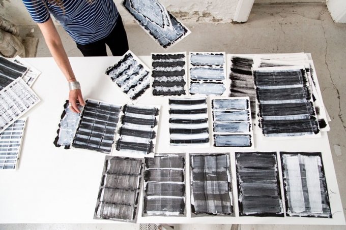 Vibeke Rohland deltager på Biennalen for Kunsthåndværk og Design med to værker. Her ses arbejdsprøver fra processen. (foto: Kirstine Autzen)<br />