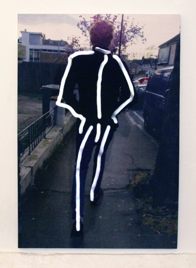 LED-strips former et skelet, der blinker i et hurtigt 'sitrende' tempo med intervaller.<i>Knight Pole</i>, 2014. Digital print på silke, træramme, LED, Arduino. Loop. 125 x 182 cm. Foto: Gro Sarauw