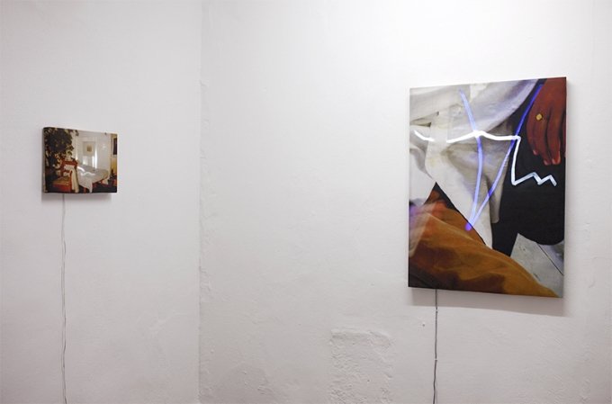 Tv. <i>Stanza della Madre, Diece Righe '85</i>, 2015 og th. <i>Susan Auto Duro</i>, 2015. Installationsview fra udstillingen <i>Flasher Dig, Flasher Dig</i>, SixtyEight, maj 2015. Foto: Gro Sarauw