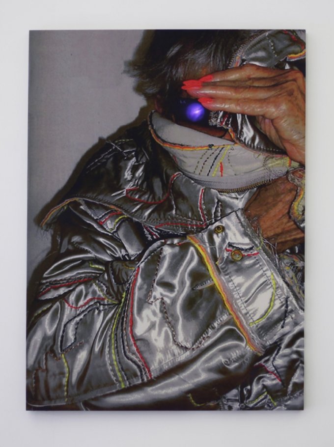 <i>Endless Summer (Terminator/Elaine Sturtevant)</i>, 2012. Digital print på silke, træramme, LED kit. Loop. 135 x 182 cm. Foto: Gro Sarauw