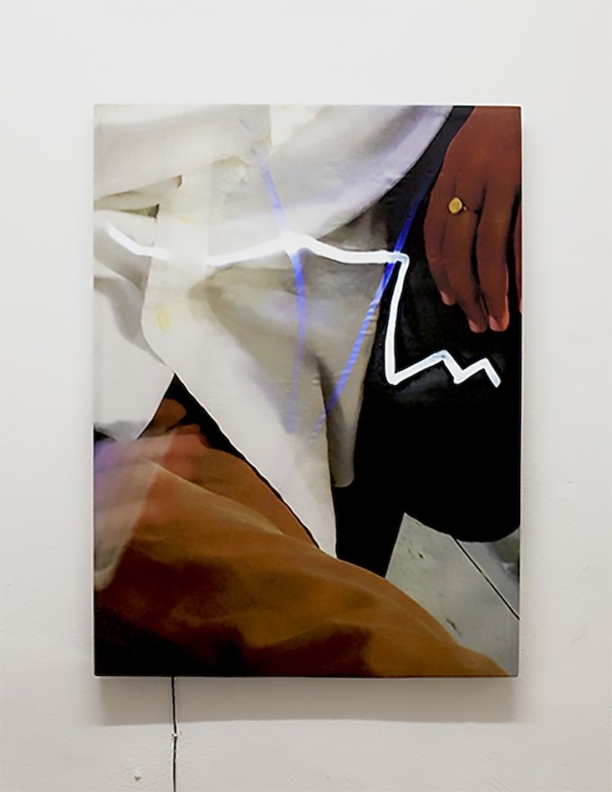 <i>Susan Auto Duro</i>, 2015. Still fotografi. Digital print på silke, træramme, LED, Arduino. 72 x 100 cm. Foto: Gro Sarauw