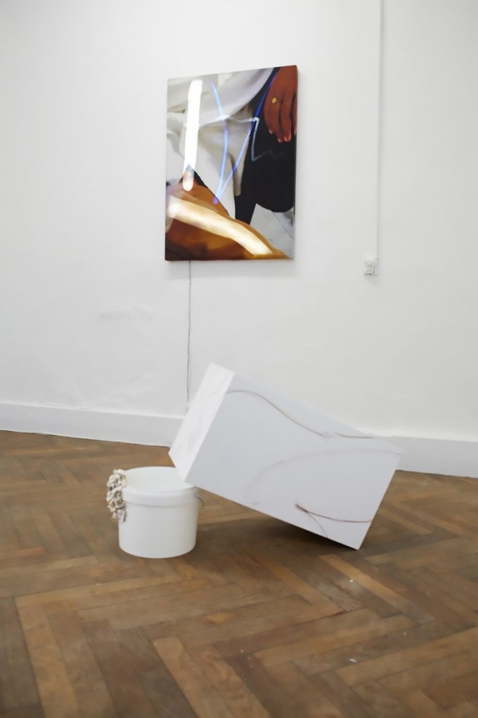 <i>Susan Auto Duro</i>, 2015. Installationsview fra duoudstillingen <i>Flasher Dig, Flasher Dig</i> på SixtyEight med Susan Conte. På Gulvet: en del af <i>Days@Painting Bathing</i> af Susan Conte. Foto: SixtyEight