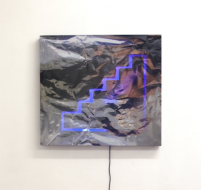 <i>Blu Scarpa, Scarpa Gialla</i>, 2015. Stillfotografi. Digital print på silke, træramme, LED, Arduino. 59 x 68 cm. Foto: Gro Sarauw