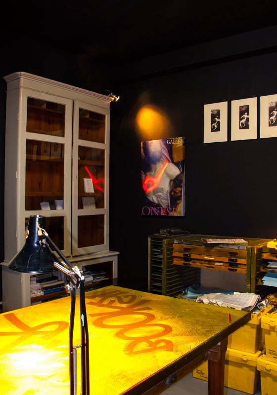 <i>Revenge Porn</i>, 2014. Lyset fader op og ned i et langsomt tempo. Loop. Installationsview fra <i>Heavy Traffic</i>, Officin. Foto: Gro Sarauw