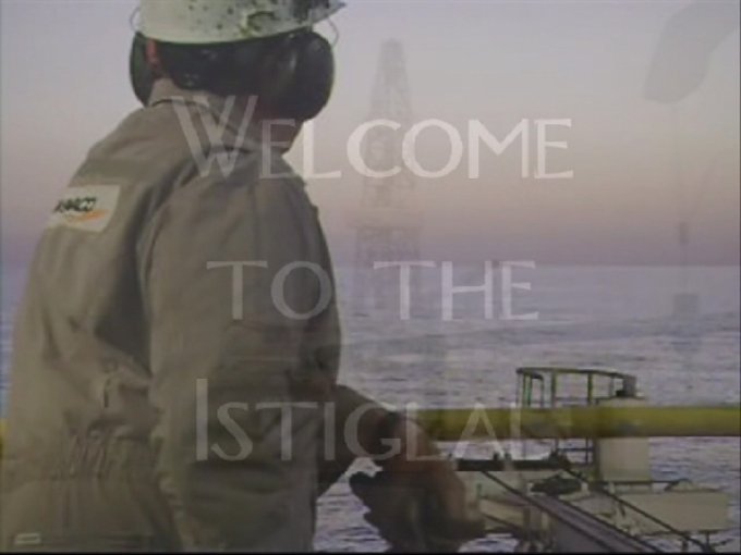 Still fra PAPA's video til <i>D.T.A.P.</i>. Youtube klip fra en boreplatform køres sammen med optagelser af Simon Kvamm i lignende scener. Men vedkommende bliver det aldrig