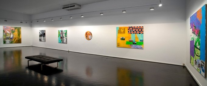 Udstillingsview. Bemærk den fine blankmalede sildebensparket i x-dansessalen, der er galleriets hovedudstillingsrum. Foto: Ralf Søndergaard