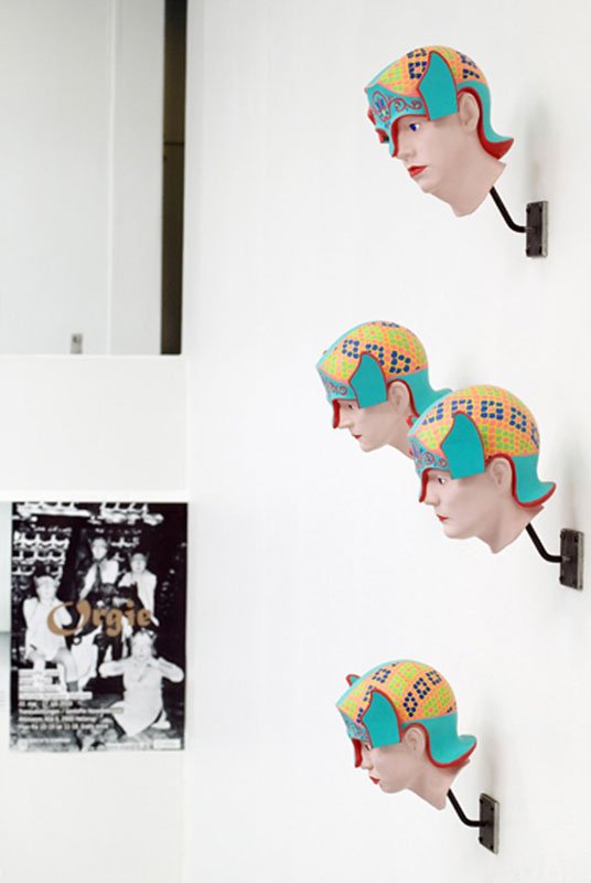 Kunstnernes gibsportrætter med krigerhjelme hænger h¢jt og holder ¢je med orgiet... (fotograf Louise Kontala)