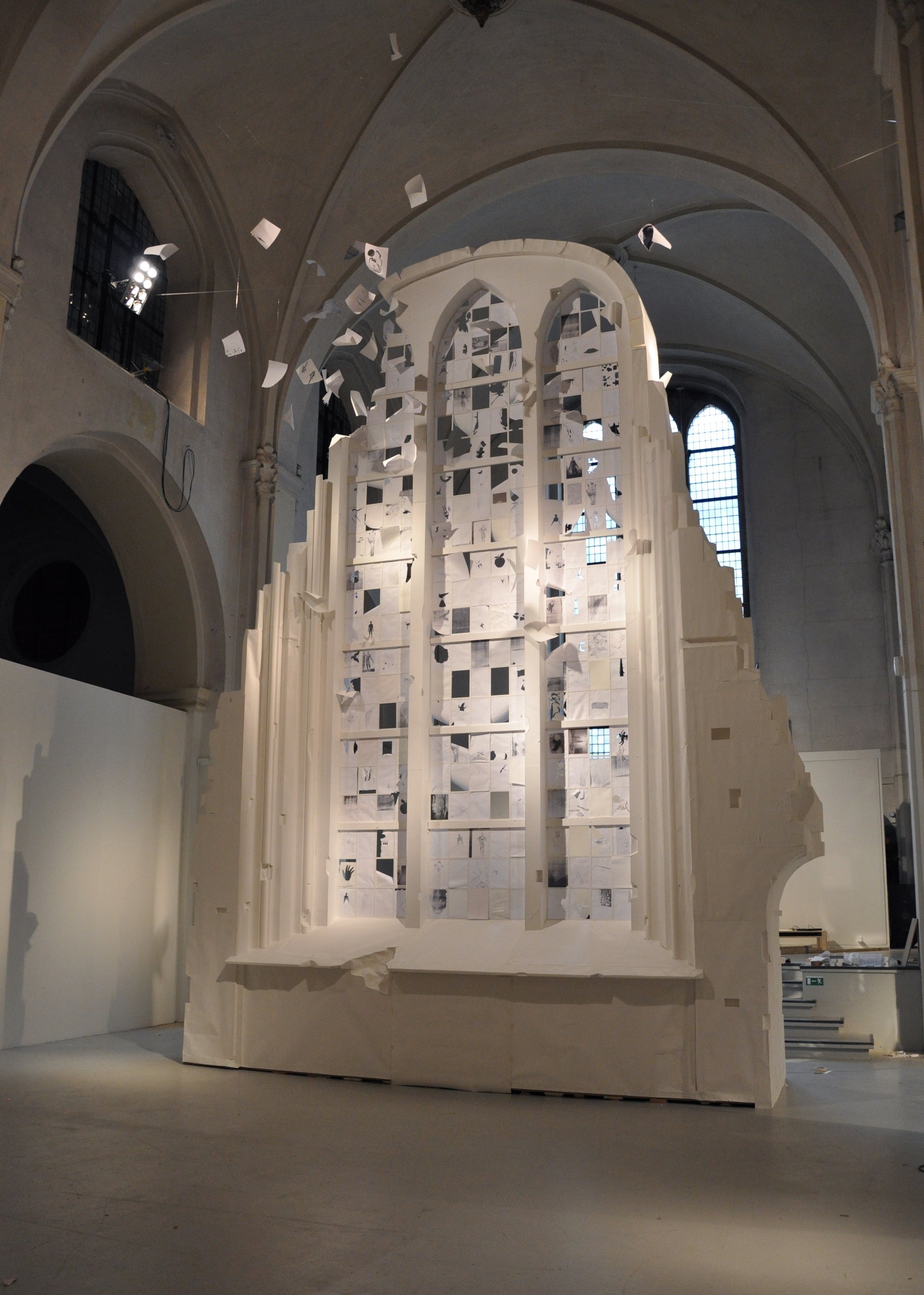 <i>White Window</i> (installationsbillede), 2010, papirinstallation. Foto: Anders Sune Berg