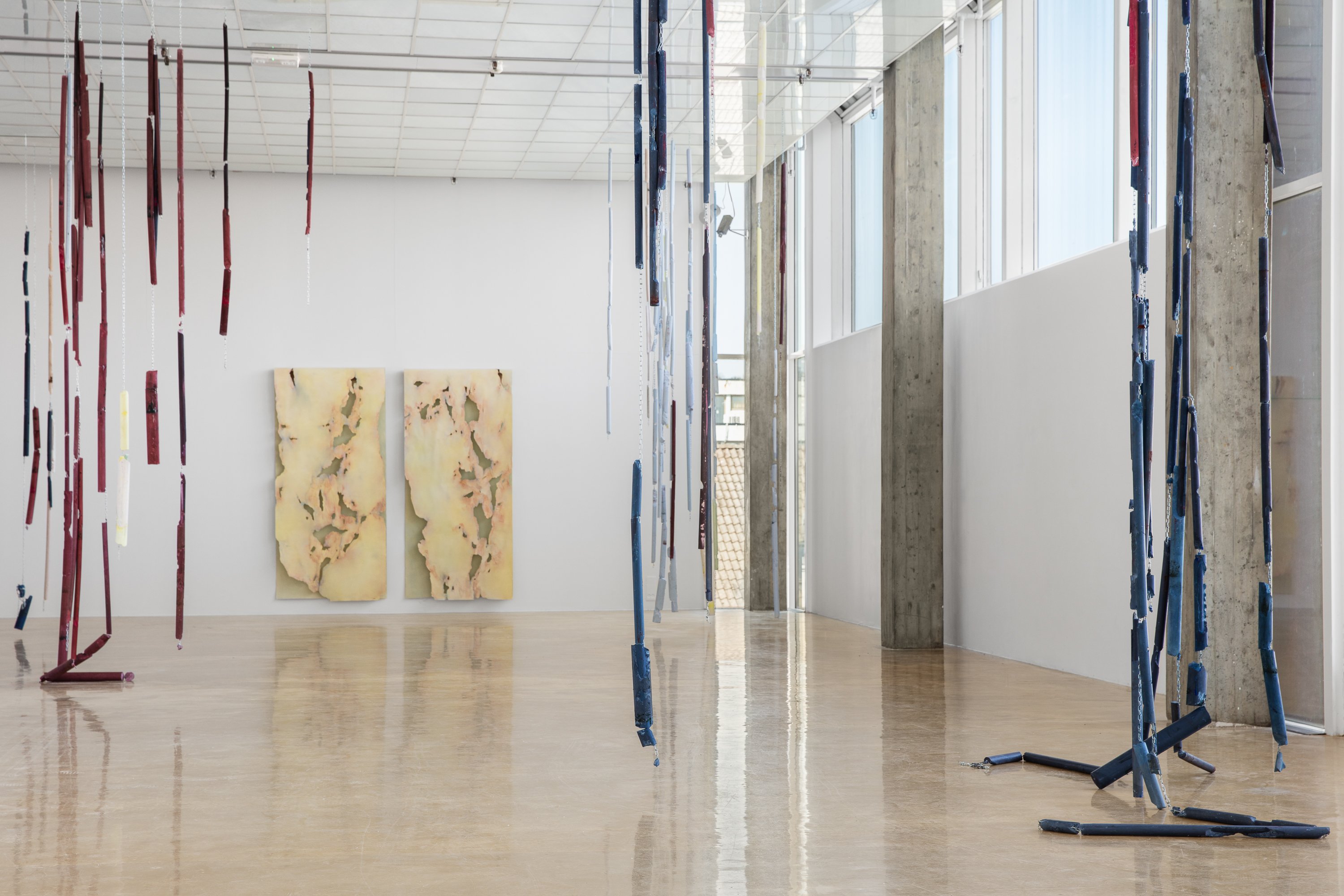 Ann Iren Buan: <em>Hendene våre rakner</em>. Installation på Kristiansand Kunsthall. Foto: Kunstdok/Tor Simen Ulstein.