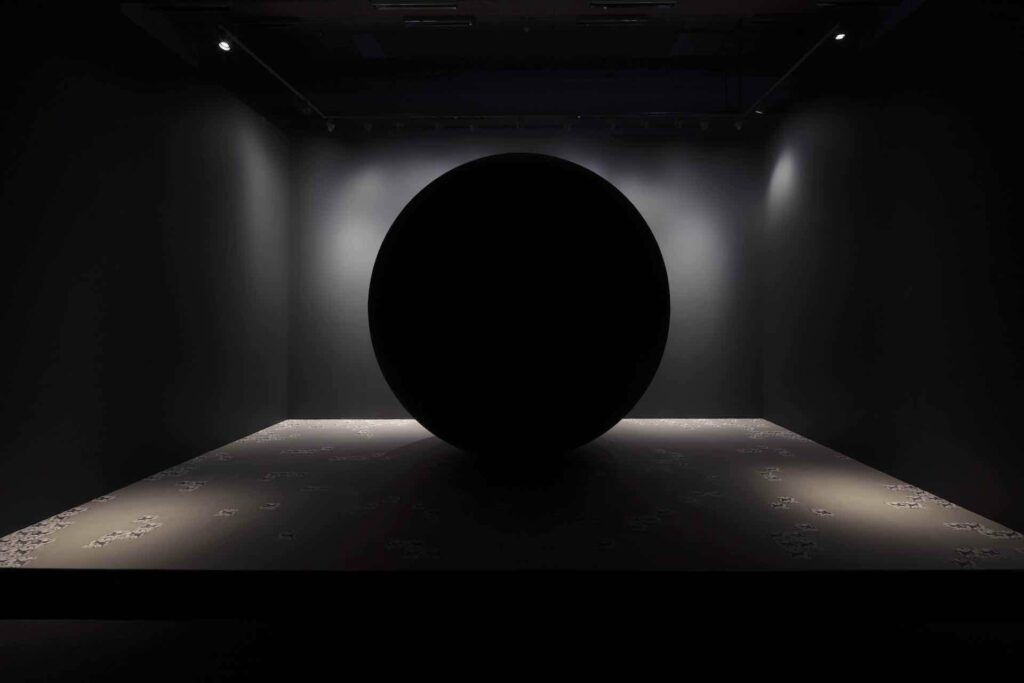 Larissa Sansour og Søren Lind: Installationsview af <i>Monument for Lost Time</i>, 2019. Foto: Anders Sune Berg.