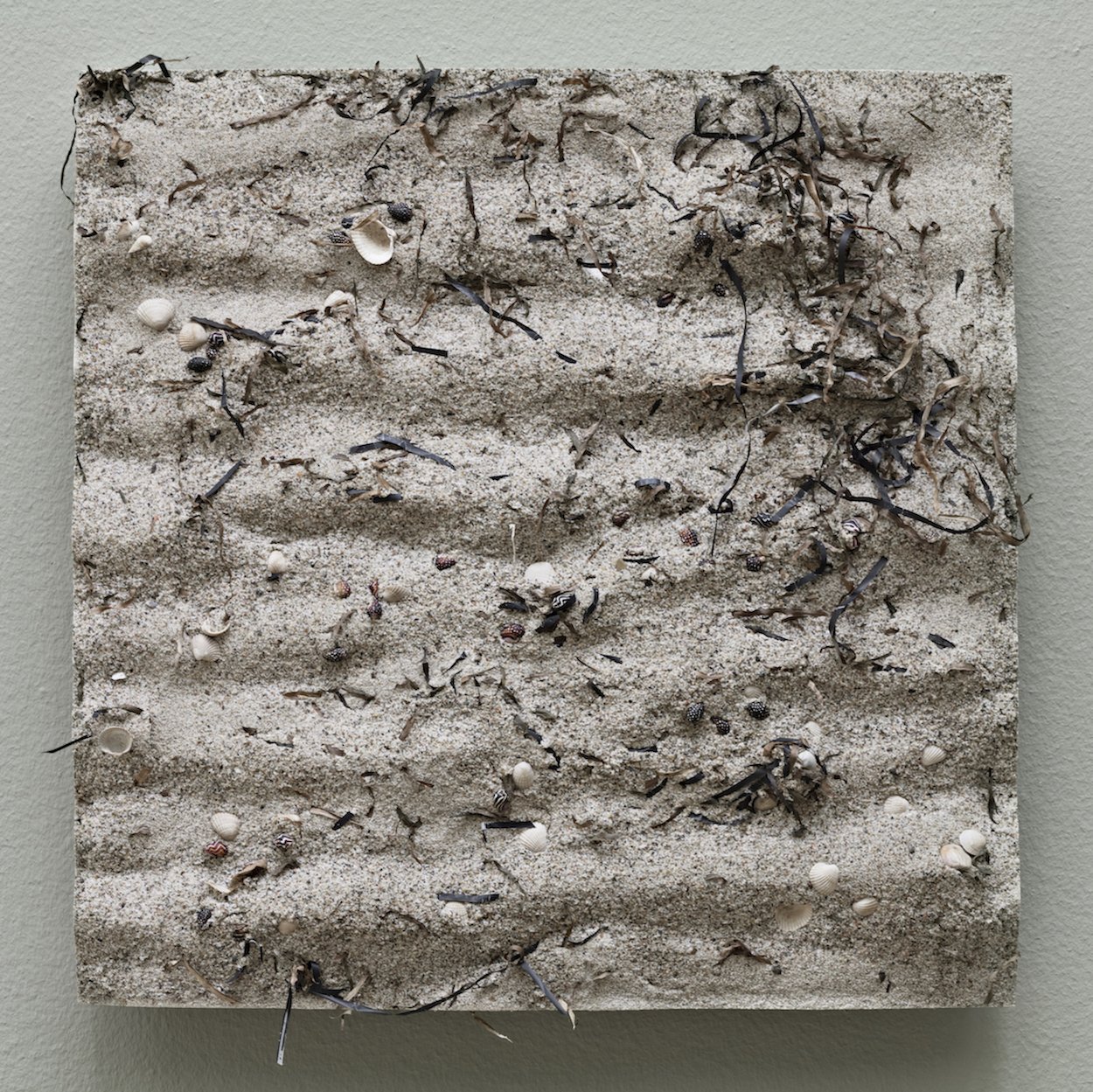 Tue Greenfort: <i>Strandafstøbning</i> fra <i>Under brolægningen, stranden!</i>, Kunstforeningen GL STRAND, 2020. Installationsbillede. Foto: Dorte Krogh.