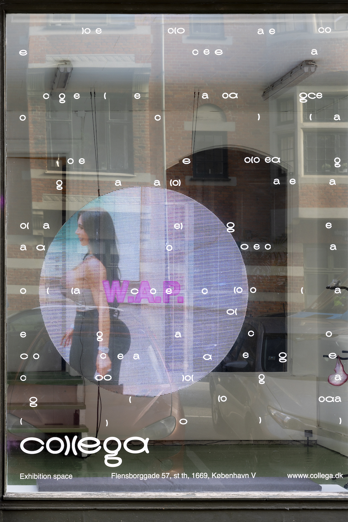 Fabiana Faleiros, Maja Malou Lyse og Matilda Tjäder: <i>ORIFICECORE</i>, Collega 2023. Installationsview fra gaden. Foto: Malle Madsen.