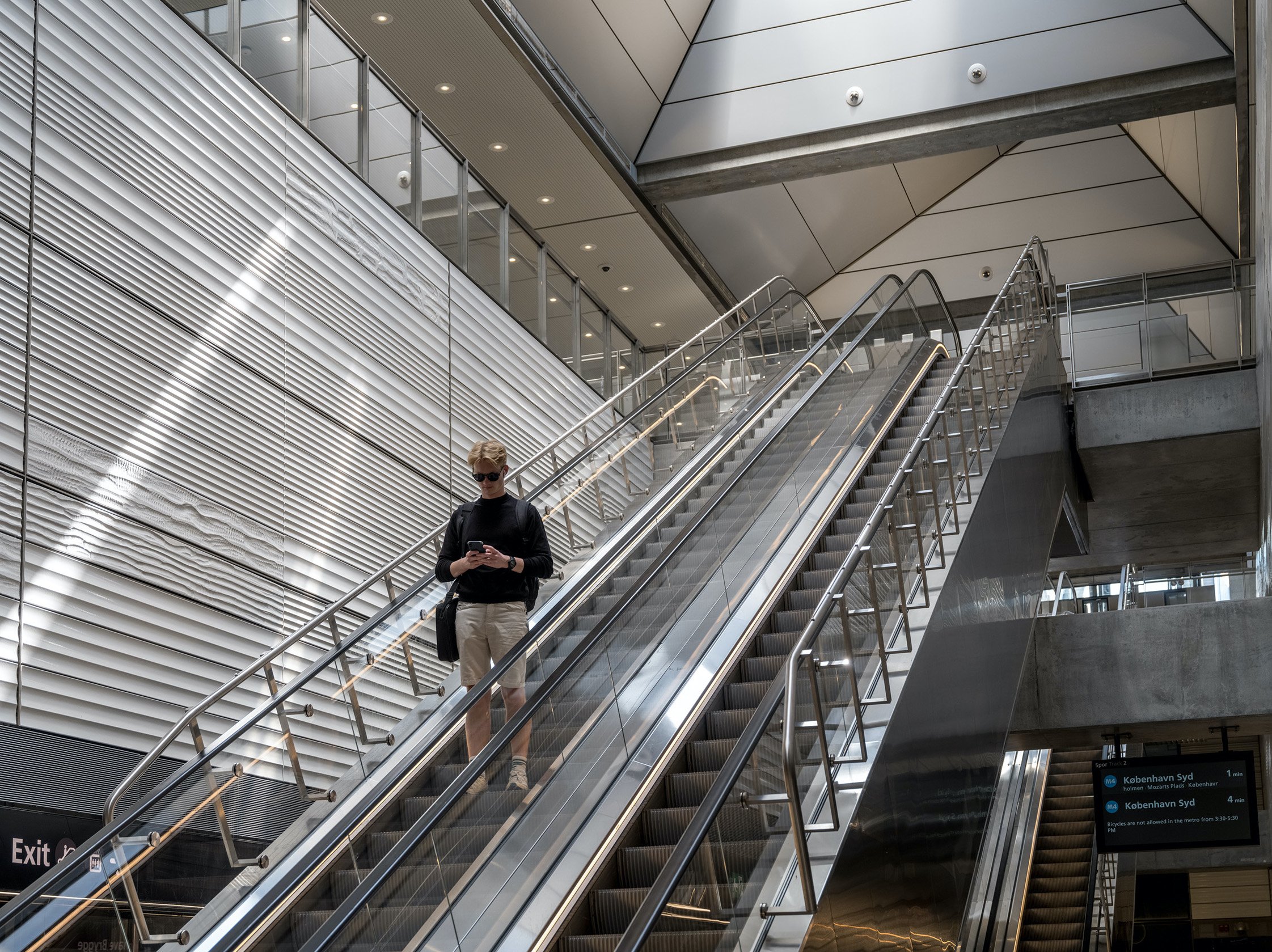 Man skal som minimum ud af skærmen for at spotte Pernille With Madsens udsmykning af Enghave Brygge. Foto: Rasmus Hjortshøj.