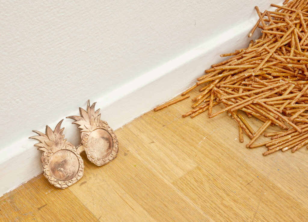 Anne Langgaard: <i>Don’t Miss the Party!</i> , 2023, bronze, 14 x 10,5 x 4 cm. Foto: Jenny Sundby 