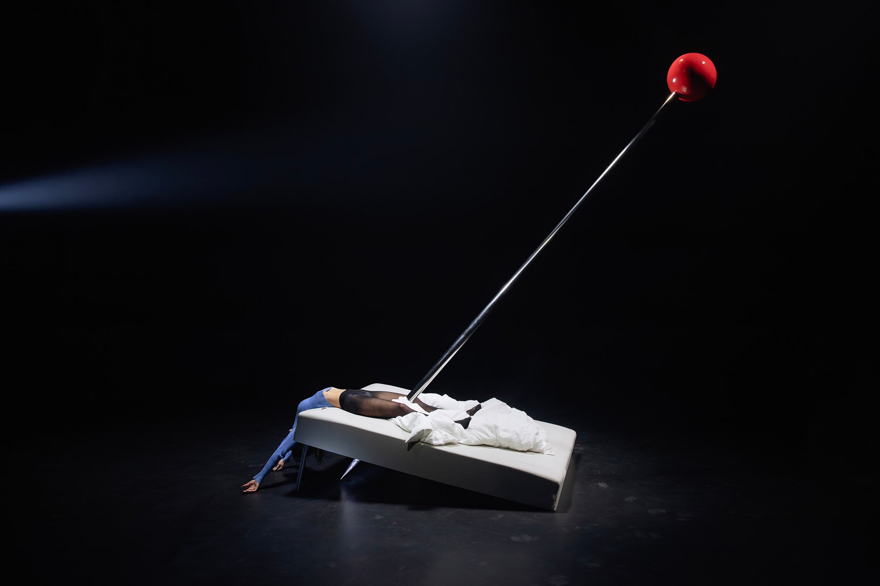 <br />Julie Stavad stod i efteråret 2024 for scenografien til forestillingen<em> Pow Pow Pow </em>på teatret Revolver, der iscenesatte Christina Hagens digte. Skuespilleren var Ida Cæcilie Rasmussen. Foto: Birk Thomassen.