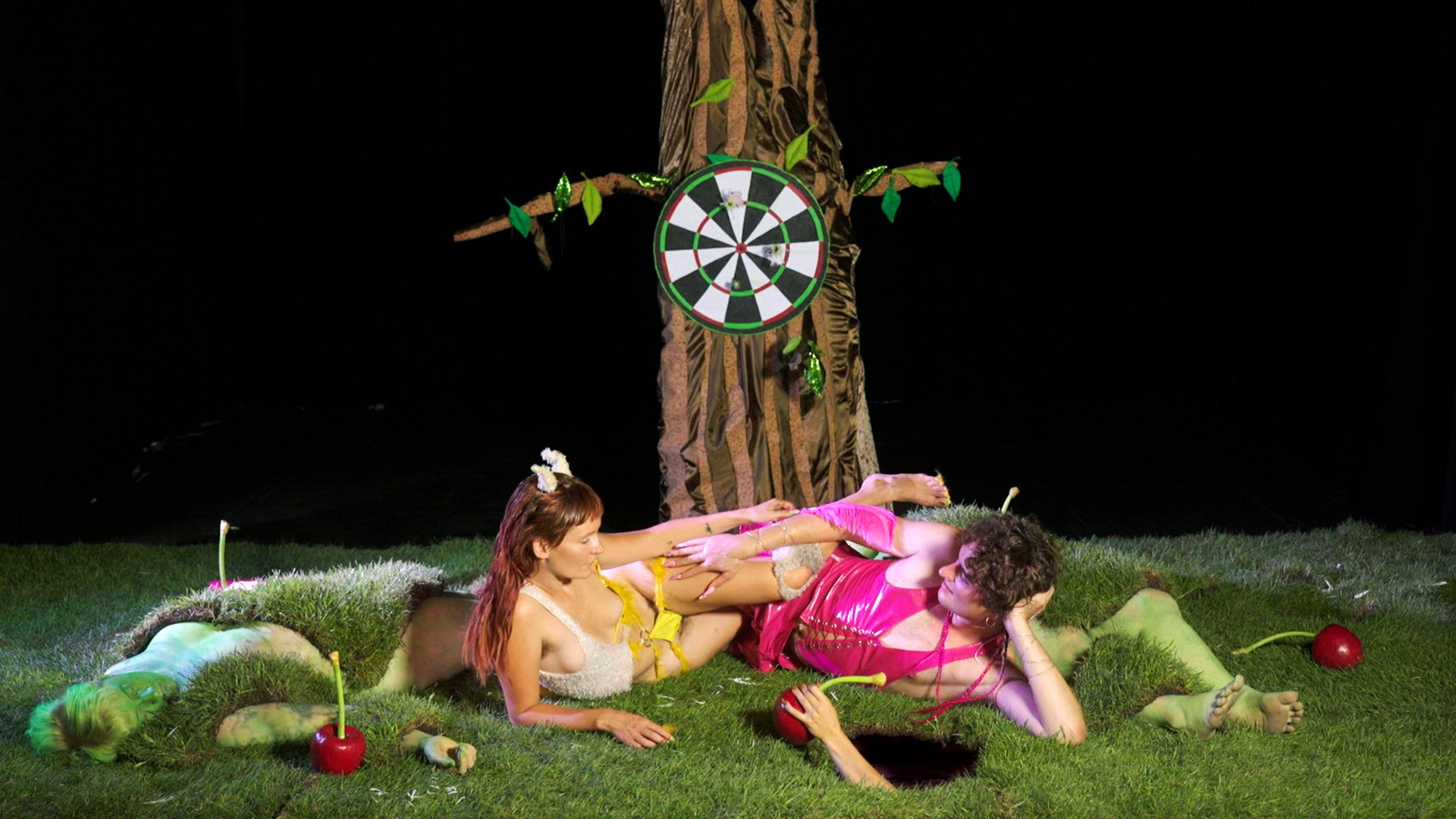 Frida Retz: Fra fotoserien <em>Under the Cherries</em>. Foto: Maria Albrechtsen Mortensen