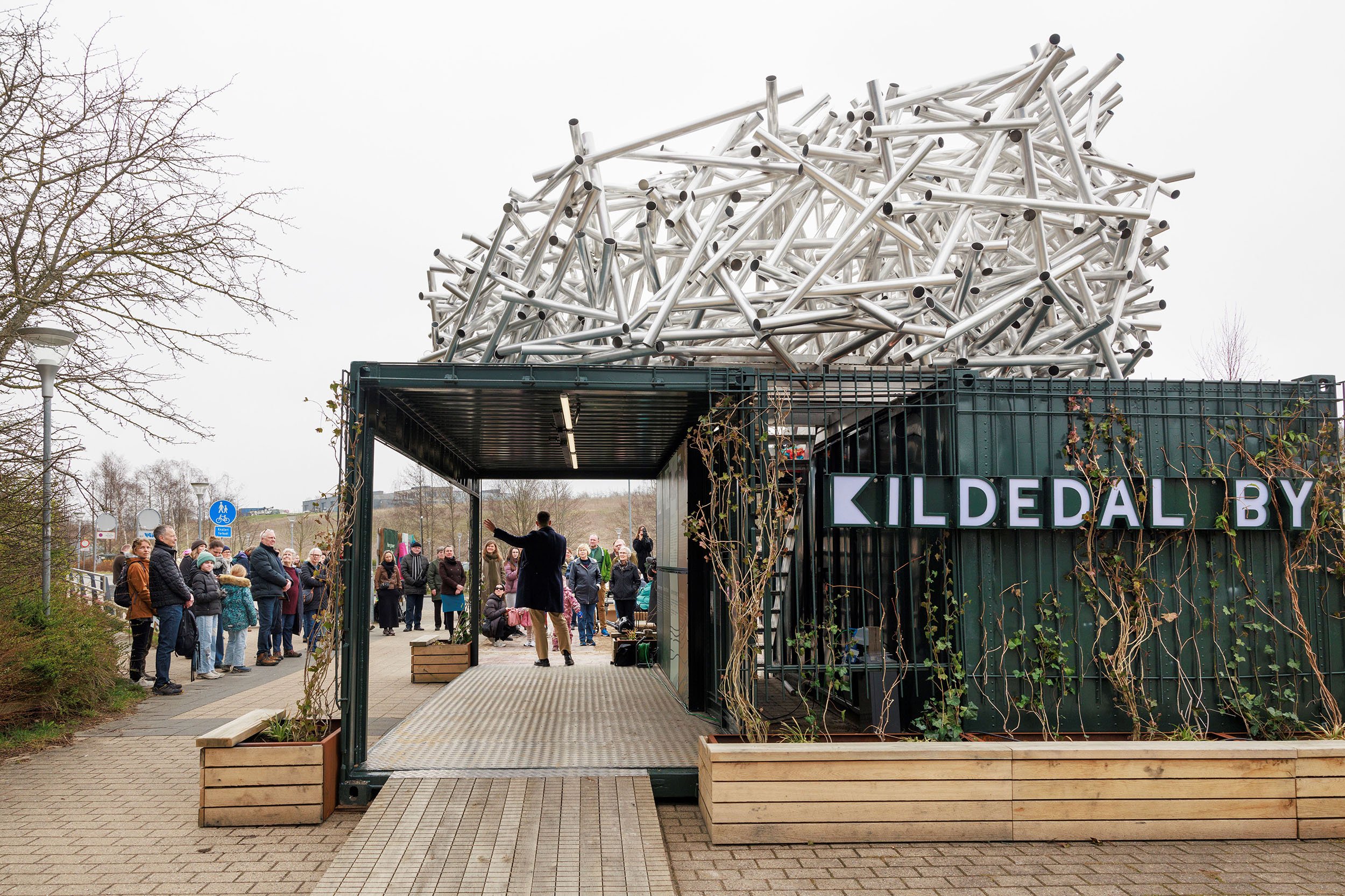 1. april 2024 blev kunstværket indviet af udvalgsformand Hella Tiedemann og kunstner Oskar Koliander. Foto: Kontraframe for Kildedal By