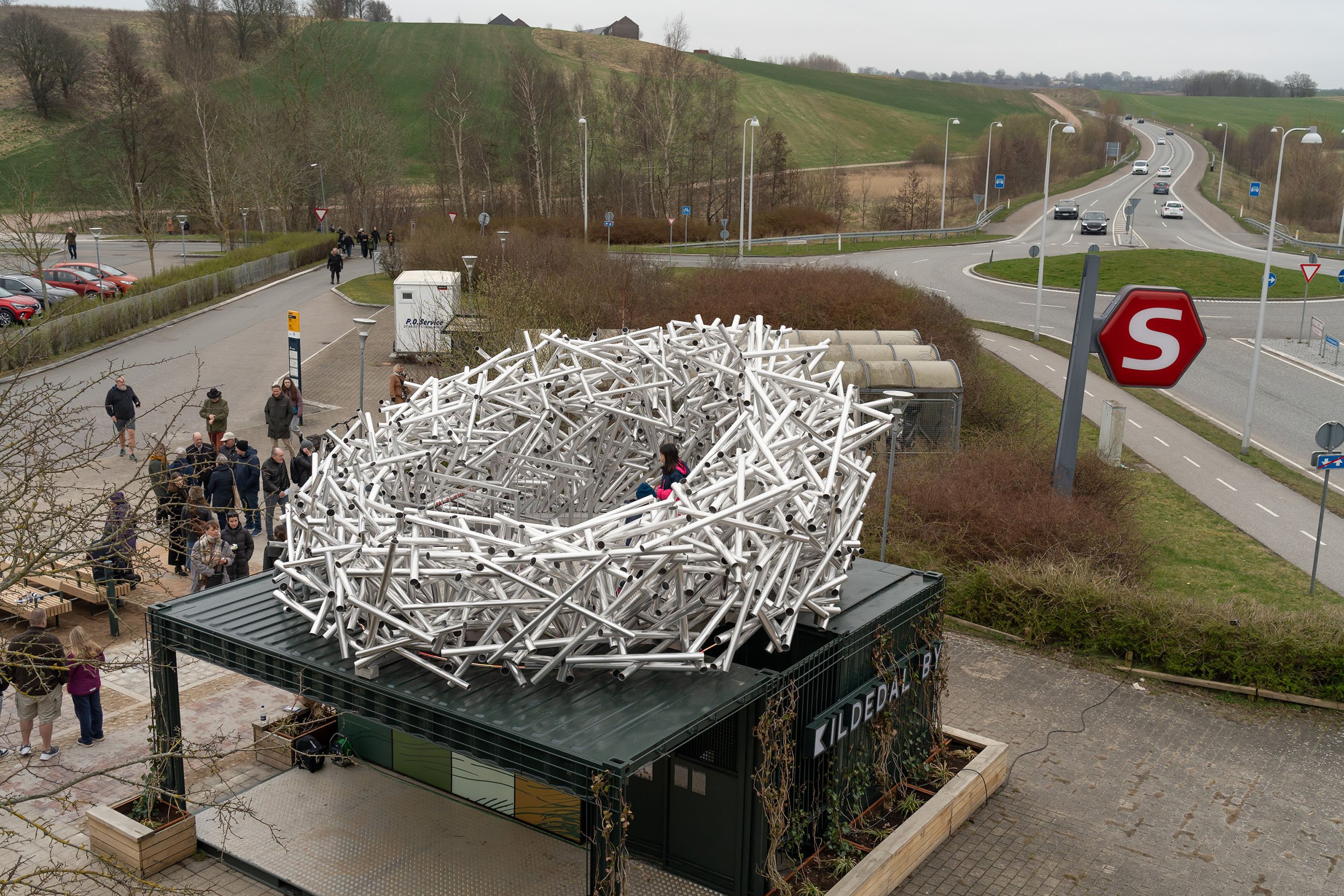 Værket Grobund er Kildedal Bys første, midlertidige kunstværk. Materialevalget: containere, aluminiumsrør og jysk egetræ betyder, at værket kan demonteres og opstilles andre steder i byen i takt med at Kildedal By tager form. Foto: Oskar Koliander