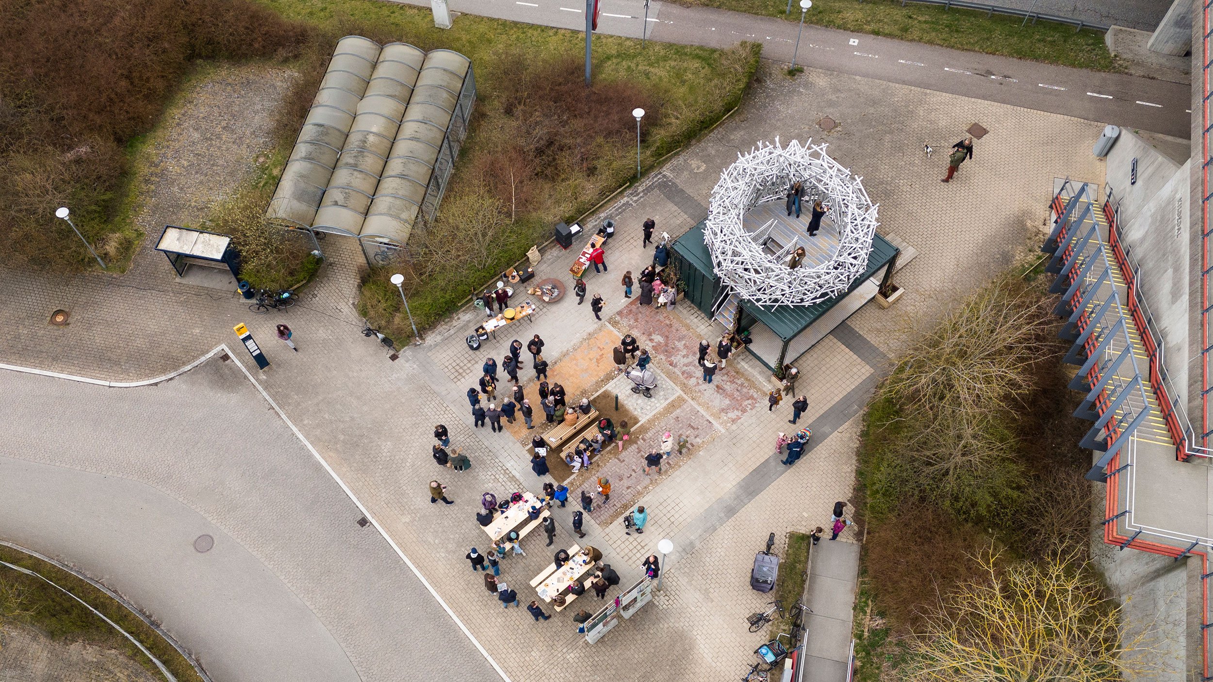 Koliander har lavet 3.000 svejsninger for at skabe den rette illusion af en fuglerede. Det skinnende og samtidigt organiske udtryk er lavet af genanvendt aluminium. Foto: Kontraframe for Kildedal By