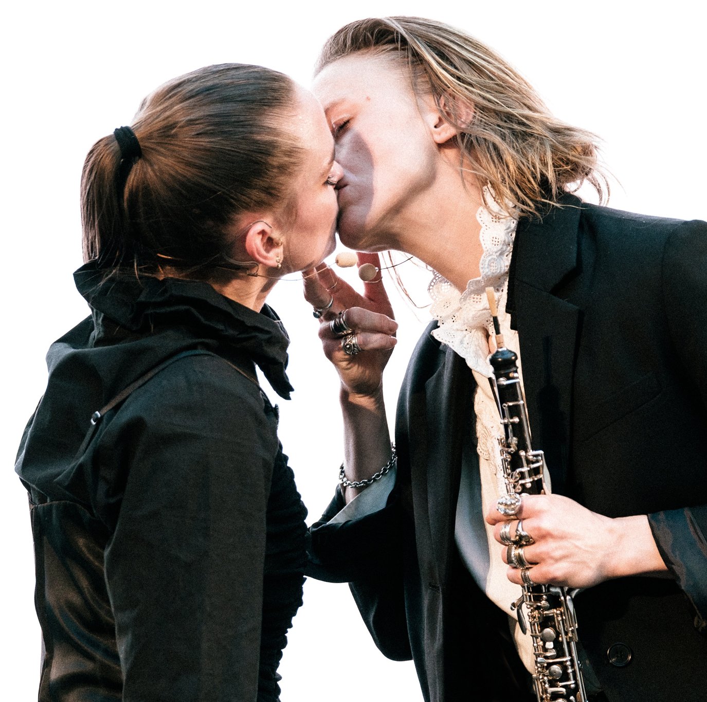 Miriam Kongstad: Fra performancen <em>Take My Breath Away</em>, Glyptoteket, 2023. Performed af Miriam Kongstad, Sigrid Stiigsdatter, Francesca Burattelli. Foto: Mehrdad Motejalli.