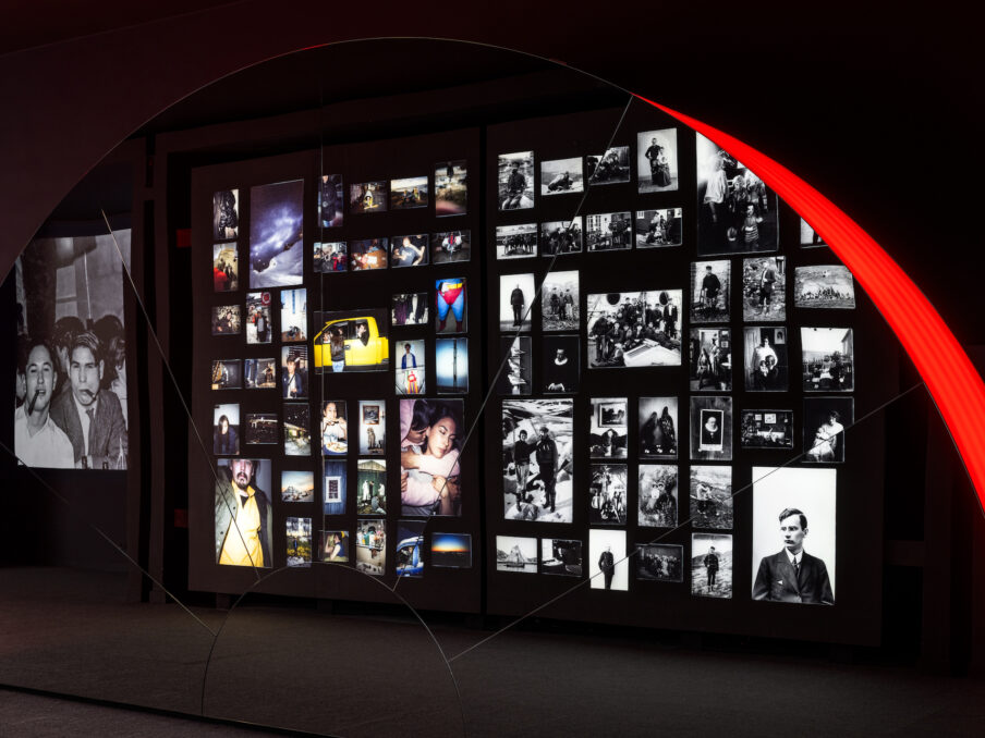 Den danske/grønlandske pavillon med Inuuteq Storch. Udstillingsfoto. Foto: Ugo Carmeni