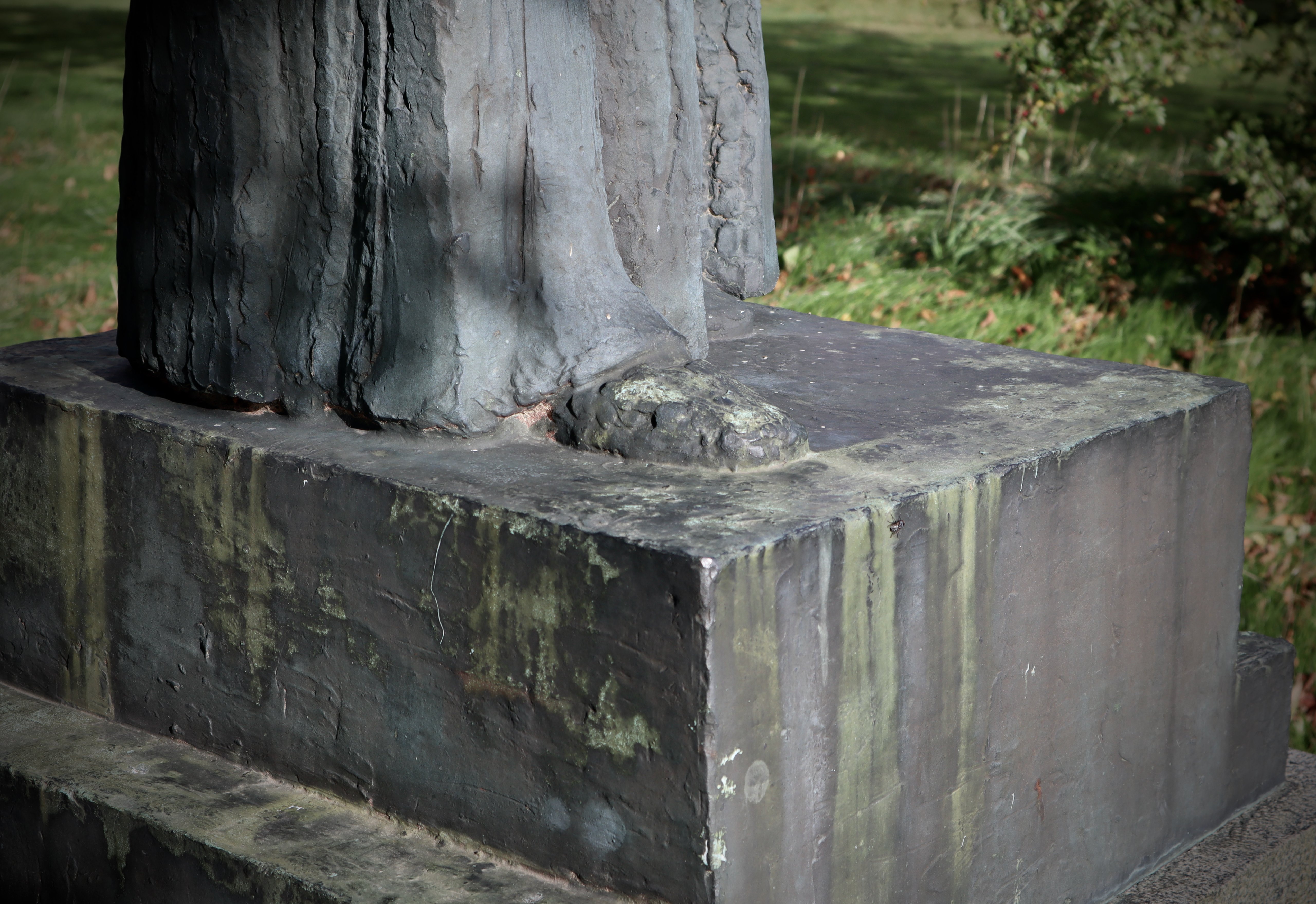 Detalje. Astrid Noacks statuemonument over kunstmaleren Anna Ancher ved Anchers Hus i Skagen (1939). Foto: Mette Haakonsen.