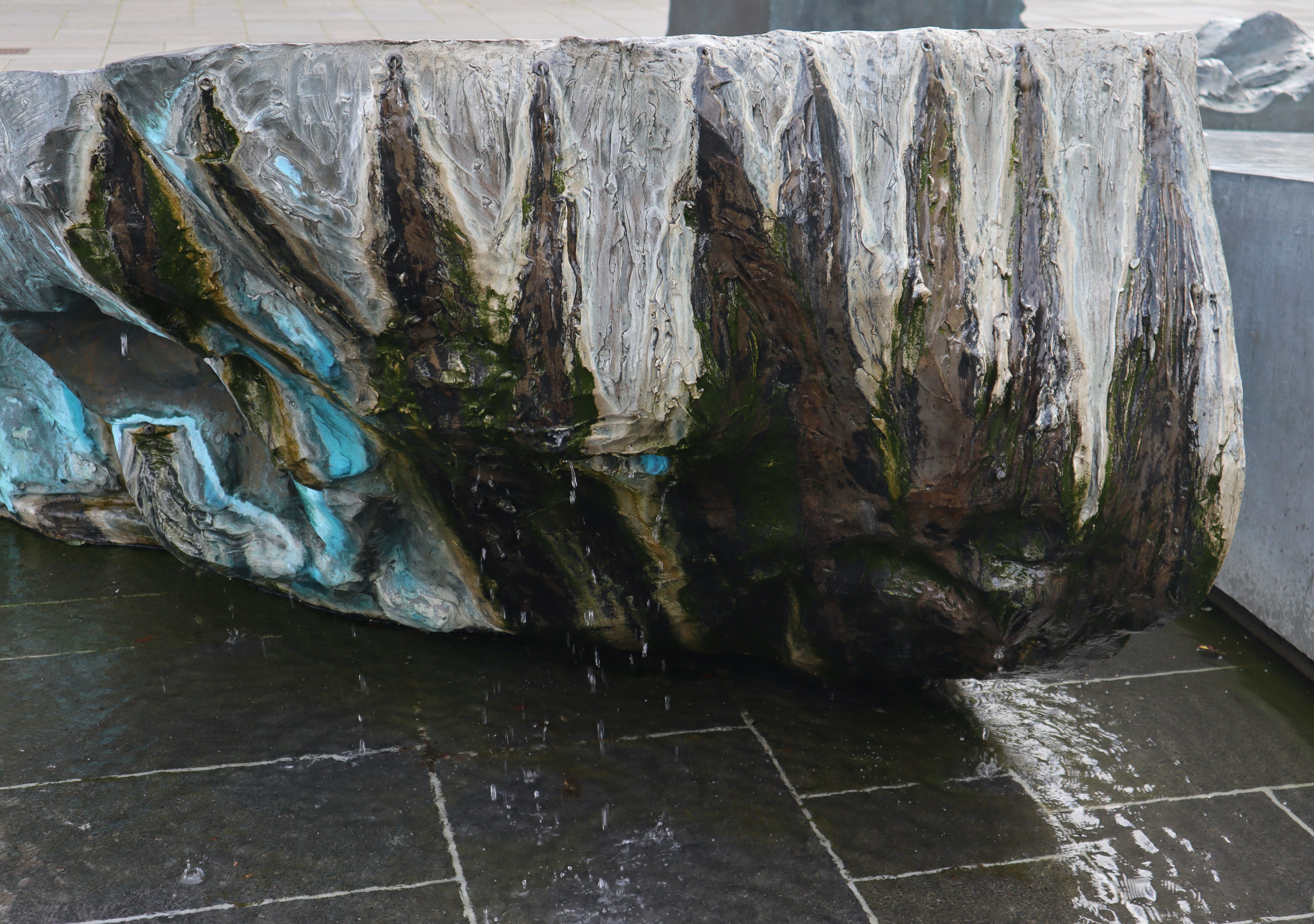 Detalje, Kirsten Ortwed: <em>Beringsøen</em> (Kirketorvet, Horsens, 2002). Foto: Mette Haakonsen.