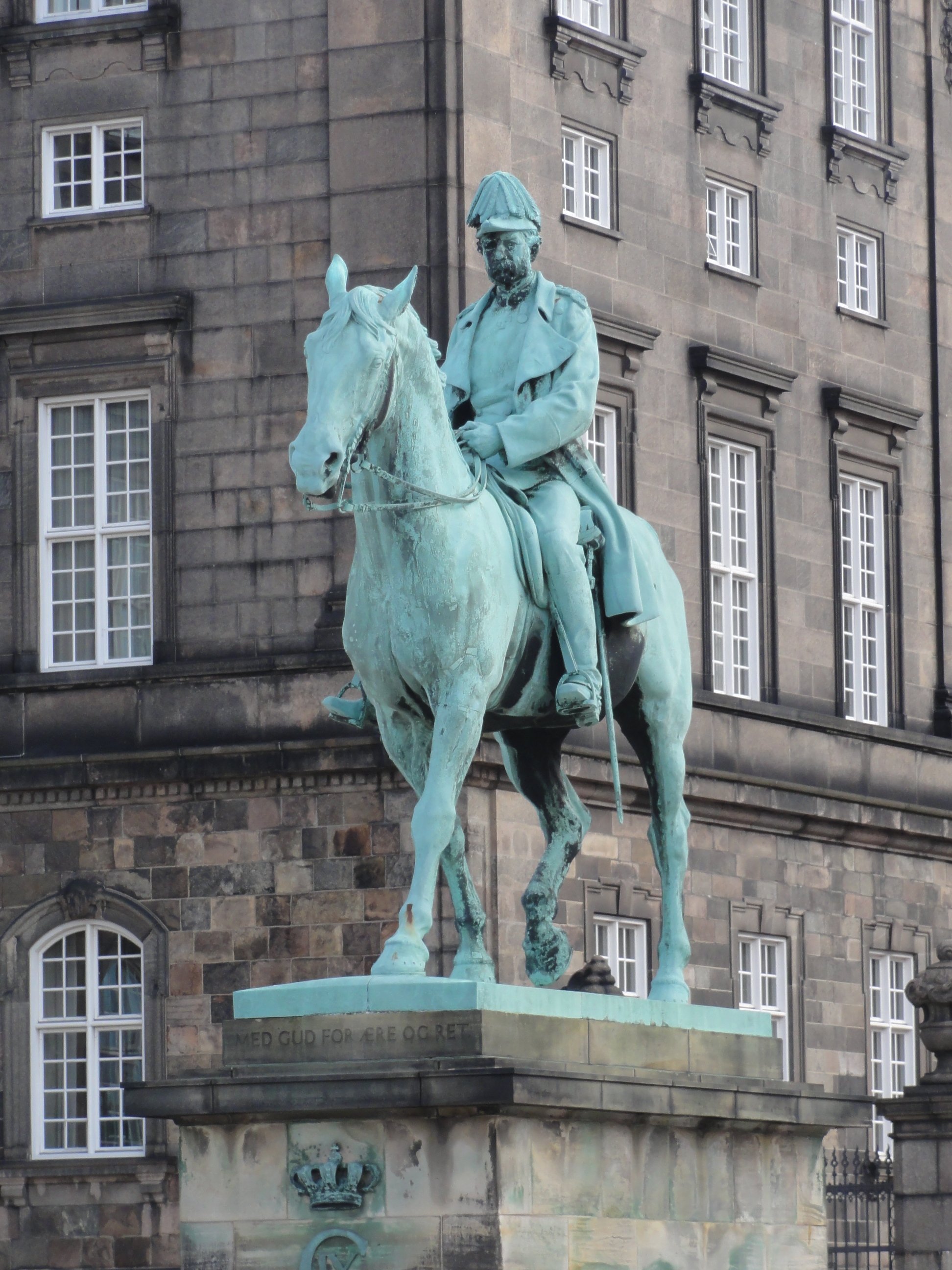 Anne Marie Carl-Nielsens rytterstatue af kong Christian 9. på Christiansborg Slots Ridebane i København (1927). Foto: Wikimedia Commons.