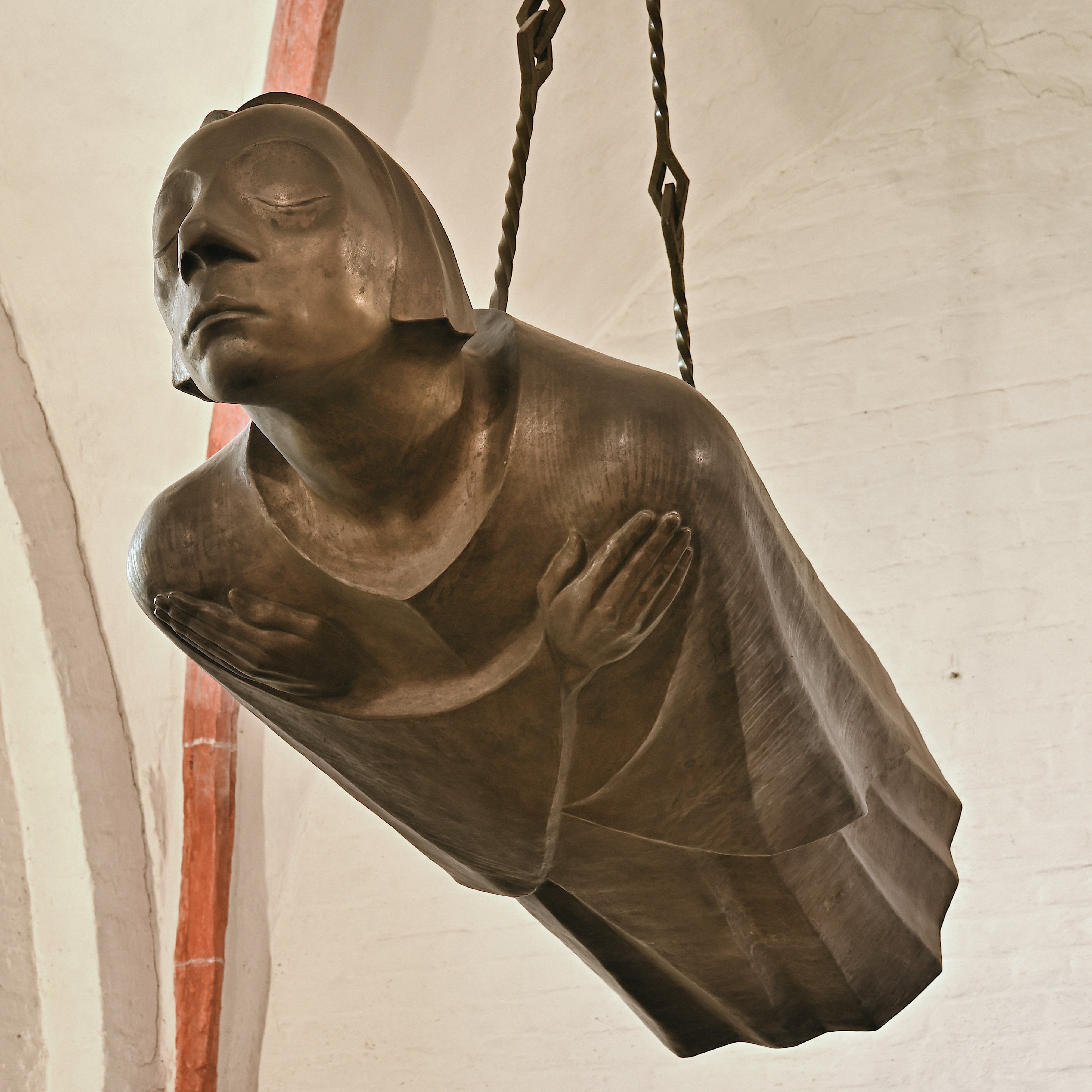 Ernst Barlach: <em>Den svævende</em> (Güstrow Domkirke, 1926/27). Wikimedia Commons.
