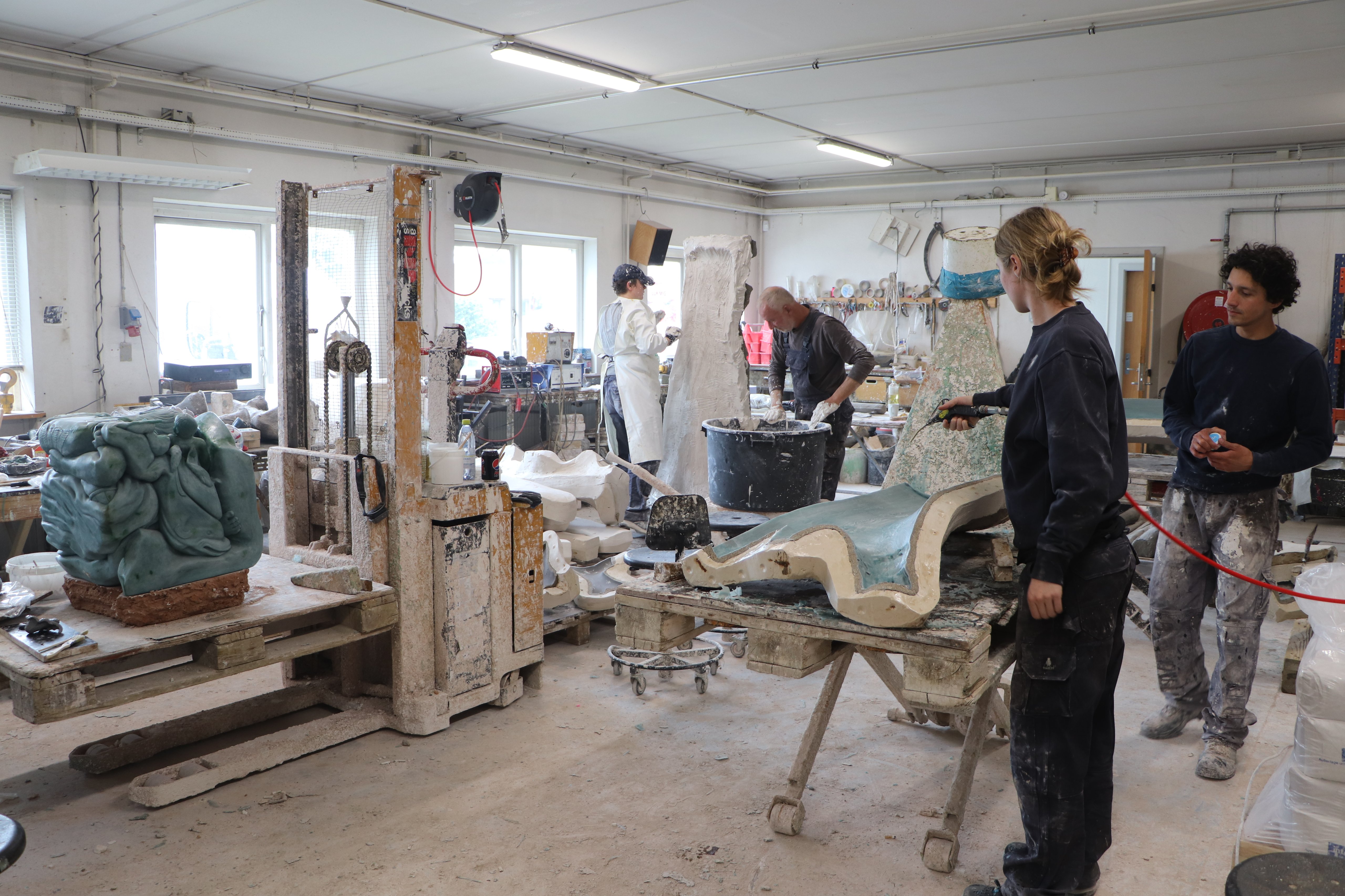 I det første rum i Broncestøberiets værksted, hvor der især arbejdes med silikone, voks og gips og med de første trin i processen frem mod en bronzeafstøbning. Foto: Broncestøberiet Peter Jensen ApS.