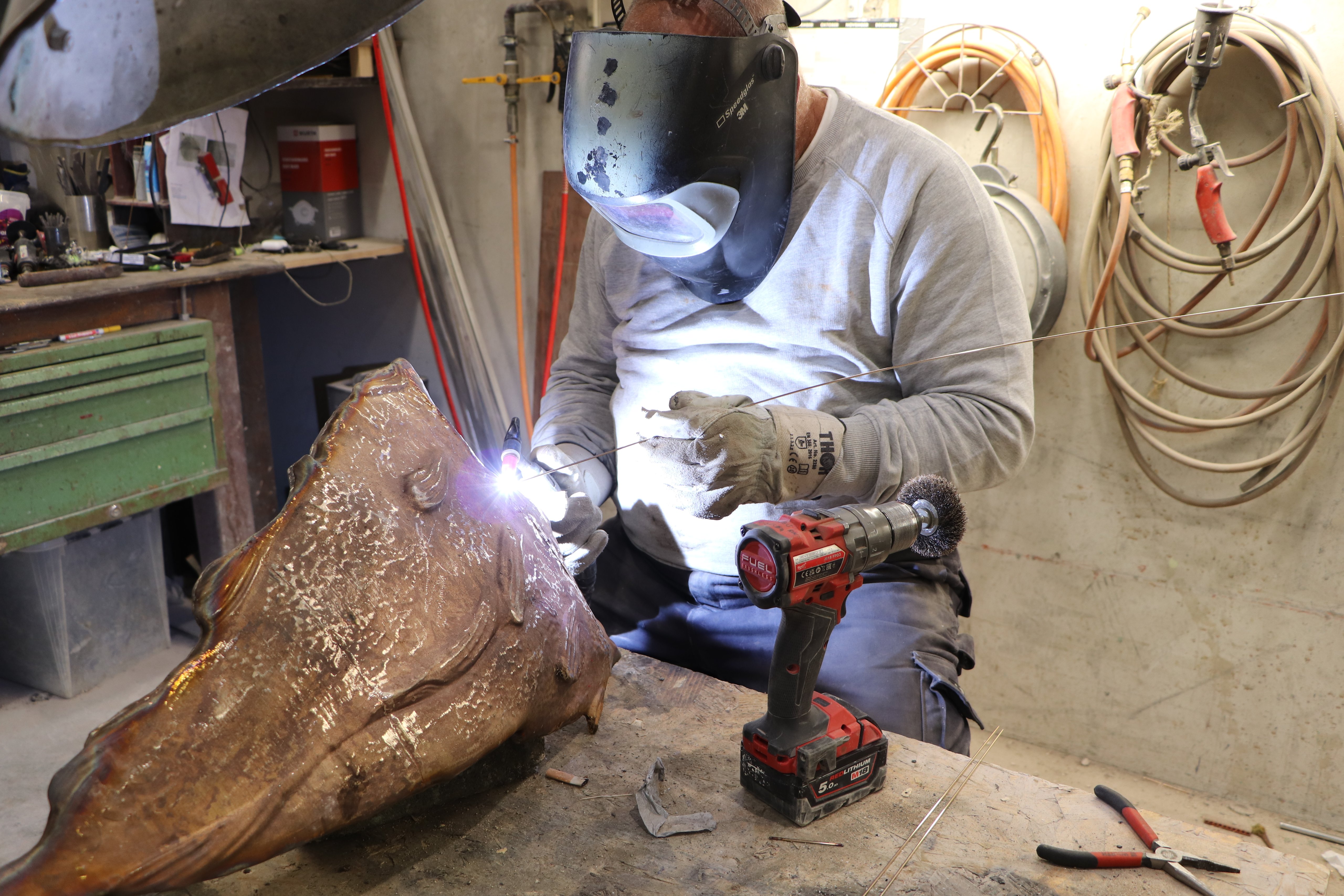 Ciselør Peter Villars ciselerer et færdigstøbt delelement fra en bronzeskulptur. Foto: Broncestøberiet Peter Jensen ApS.