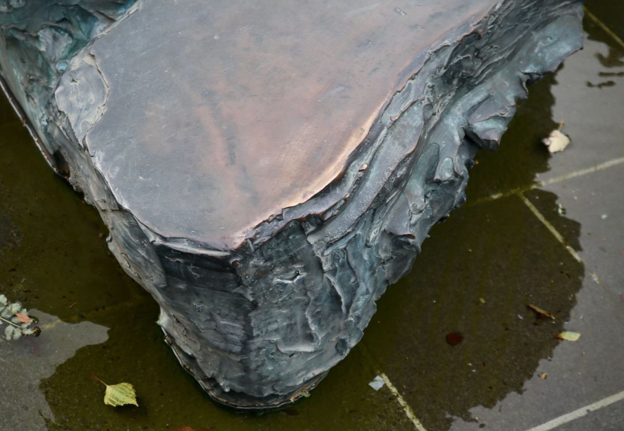 Detalje, Kirsten Ortwed: <em>Beringsøen</em> (Kirketorvet, Horsens, 2002). Foto: Mette Haakonsen.