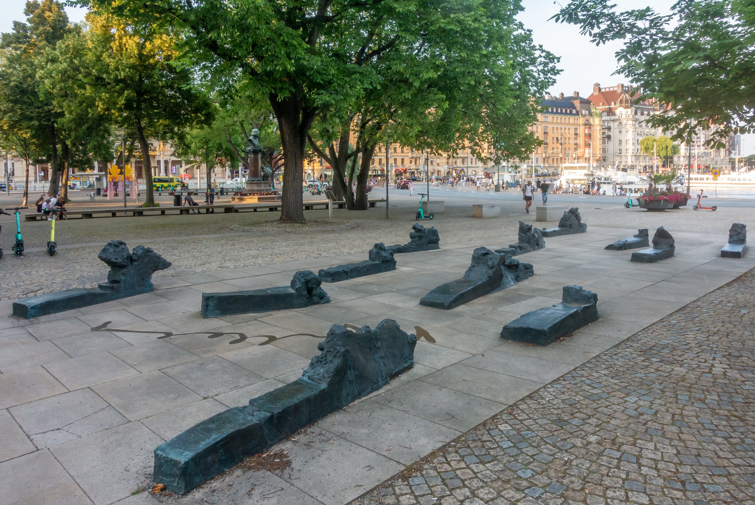 Kirsten Ortwed: <em>Til Raoul Wallenberg</em> på Raoul Wallenbergs Torg i Stockholm (2001). Wikimedia Commons.