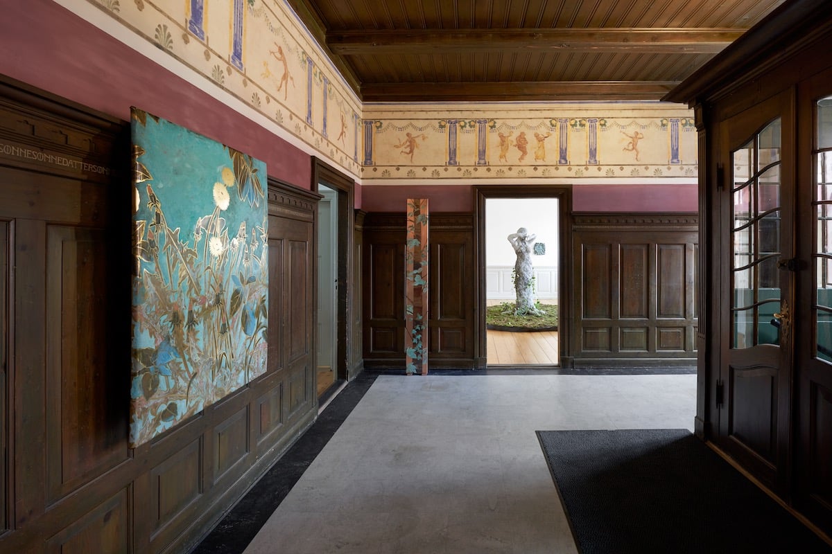 Eva Louise Buus, installationsfoto m. <i>Ukrudt</i>, 2021 + <i>Træ</i>, 2023. Foto: Brian Kure.