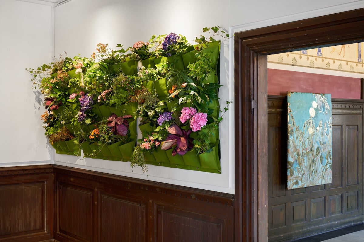 Eva Louise Buus, <i>Blomsterstykker</i>, 2024 + <i>Ukrudt</i>, 2021. Foto: Brian Kure.