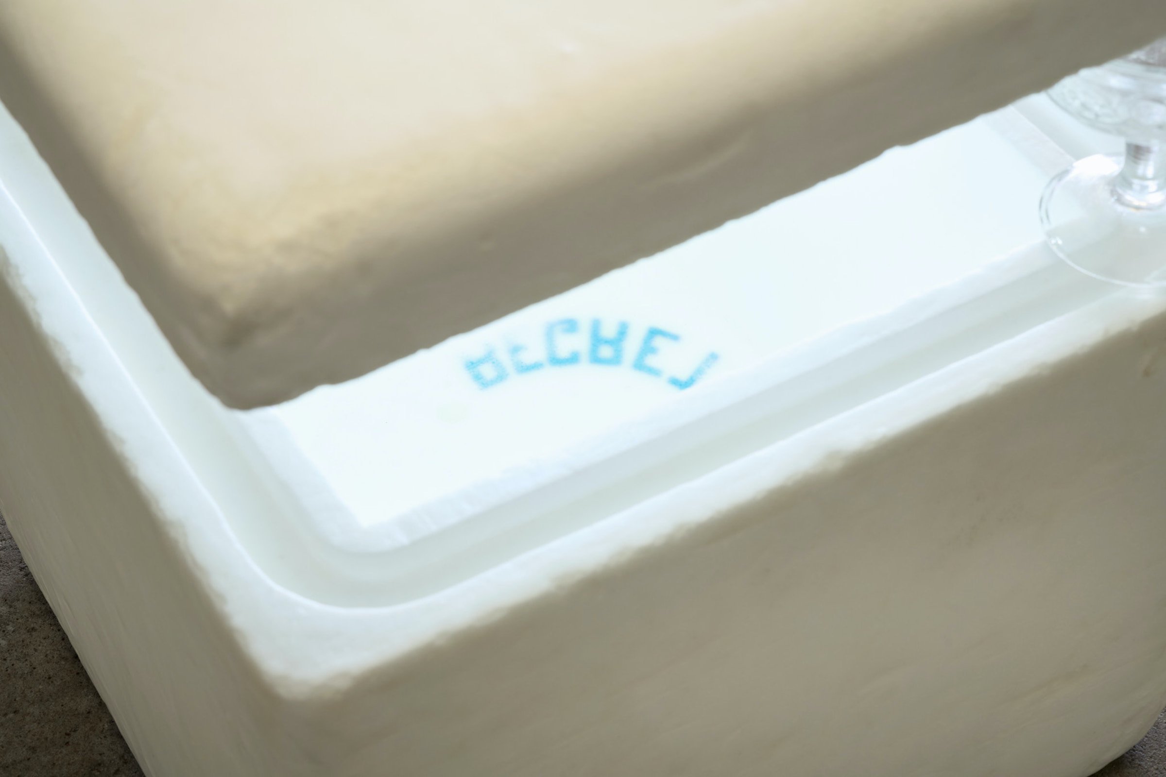 Bruno Silva regrets, 2025 Polibox, inkjet overførsel på trælim og lak, is-bægre, dehydreret melonskræl og pandelampe. Foto: Brian Kure