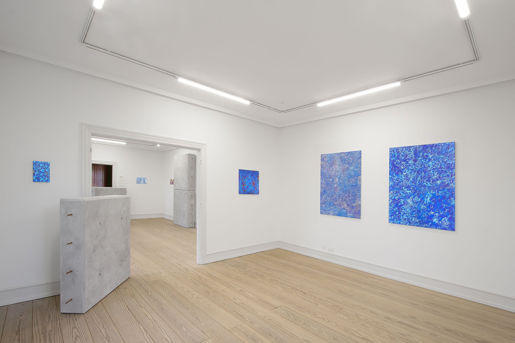 Mikkel Carl, <i>Untitled (Like a Pop Song on the Last Night on Earth)</i>, 2024 og <i>Terrified of Society and its Unclean Bite</i>, 2018. Foto: Mikkel Carl