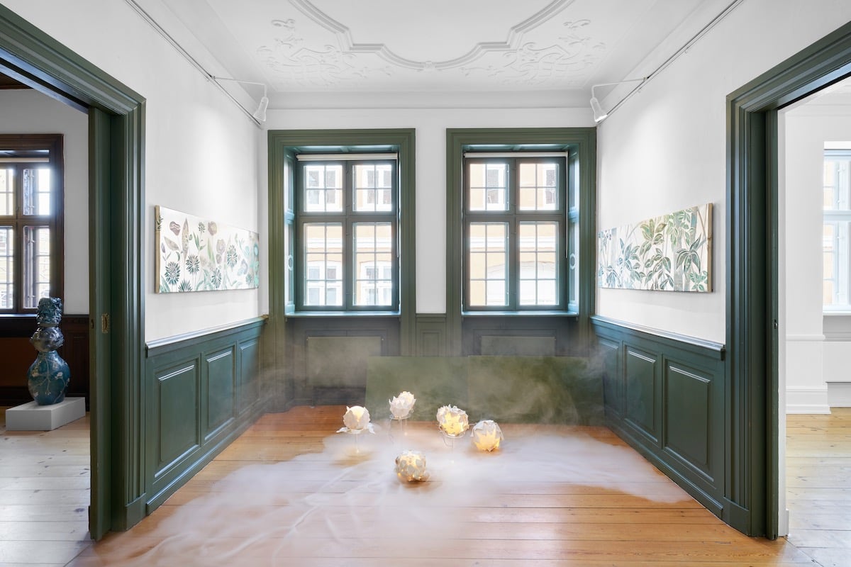 Eva Louise Buus, installationsfoto med Blomsterhoveder (Lysskulpturer), 2024. Foto: Brian Kure.