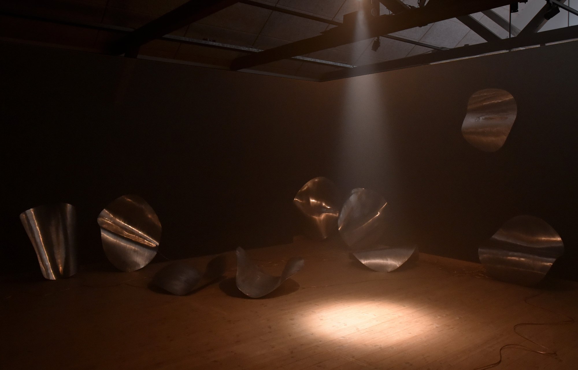 <i>Cosmic Top Secret</i>, stål, aluminium, lyd. 2023 – 2024. Foto: Ole Jørgensen