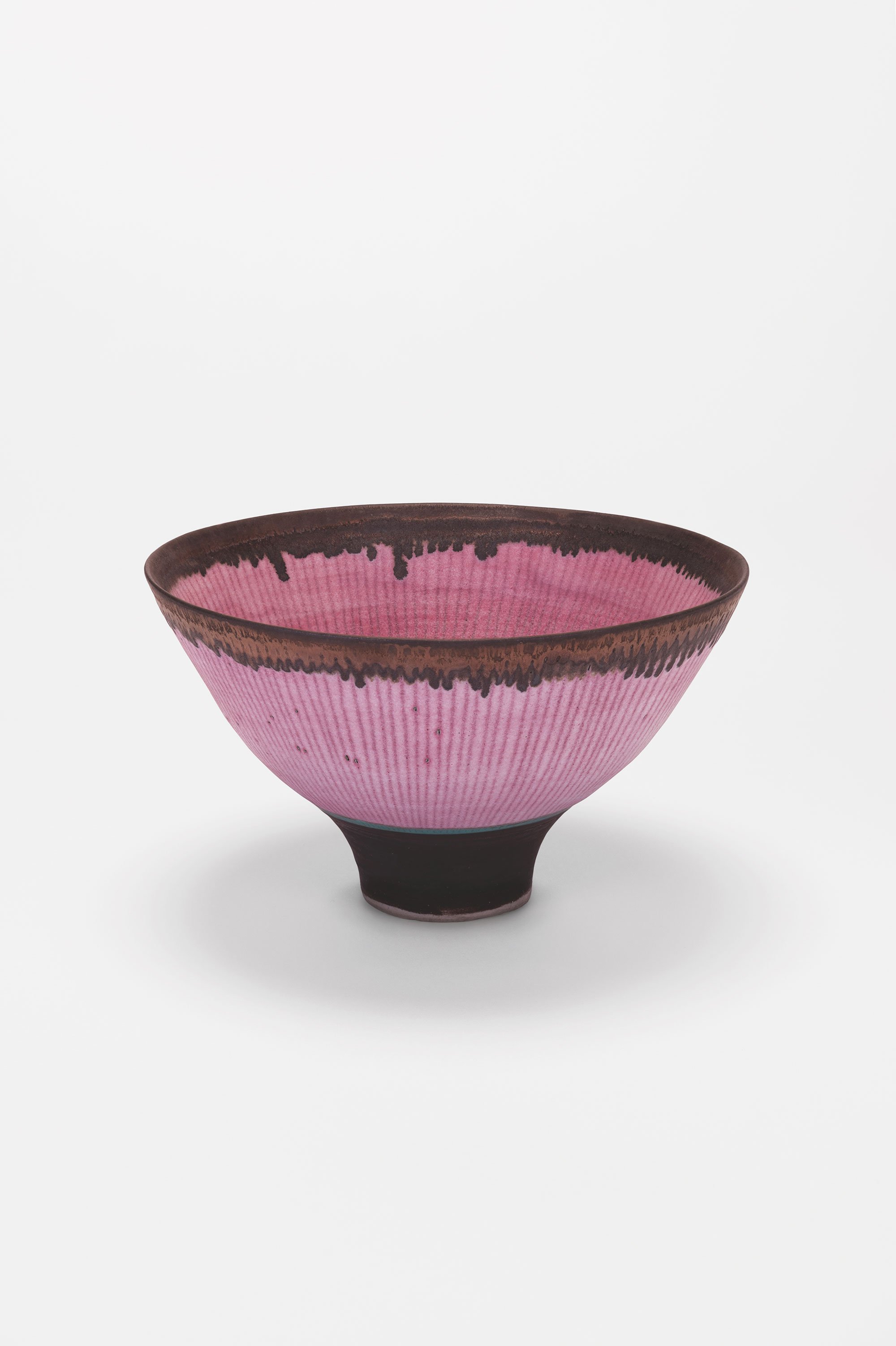 Lucie Rie, <i>Skål</i>, 1990. Porcelæn med rosa glasur, indlagte linjer, turkis
mangan på kanten.19,5 cm diameter. Privateje. Foto: Jason Hynes/Rachel Deakin