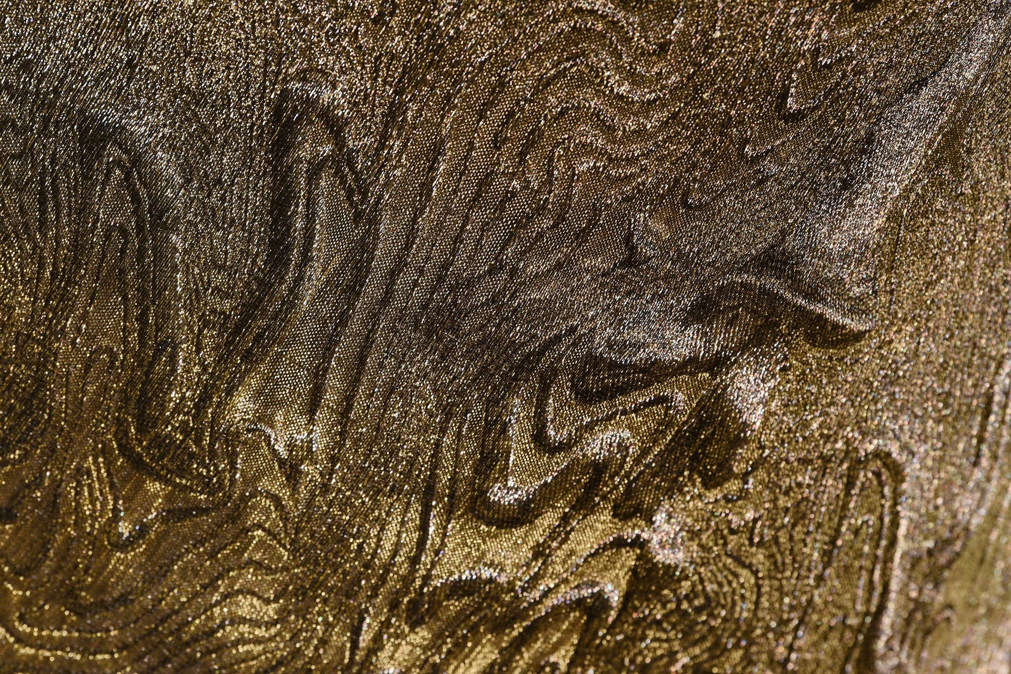 Detalje fra: <i>Eternity – Fingers Crossed</i>, højtalerskulpturer af messing, betonflise, tekstil af ståltråd og guldtråd, duft. 2024. Foto: Ole Jørgensen