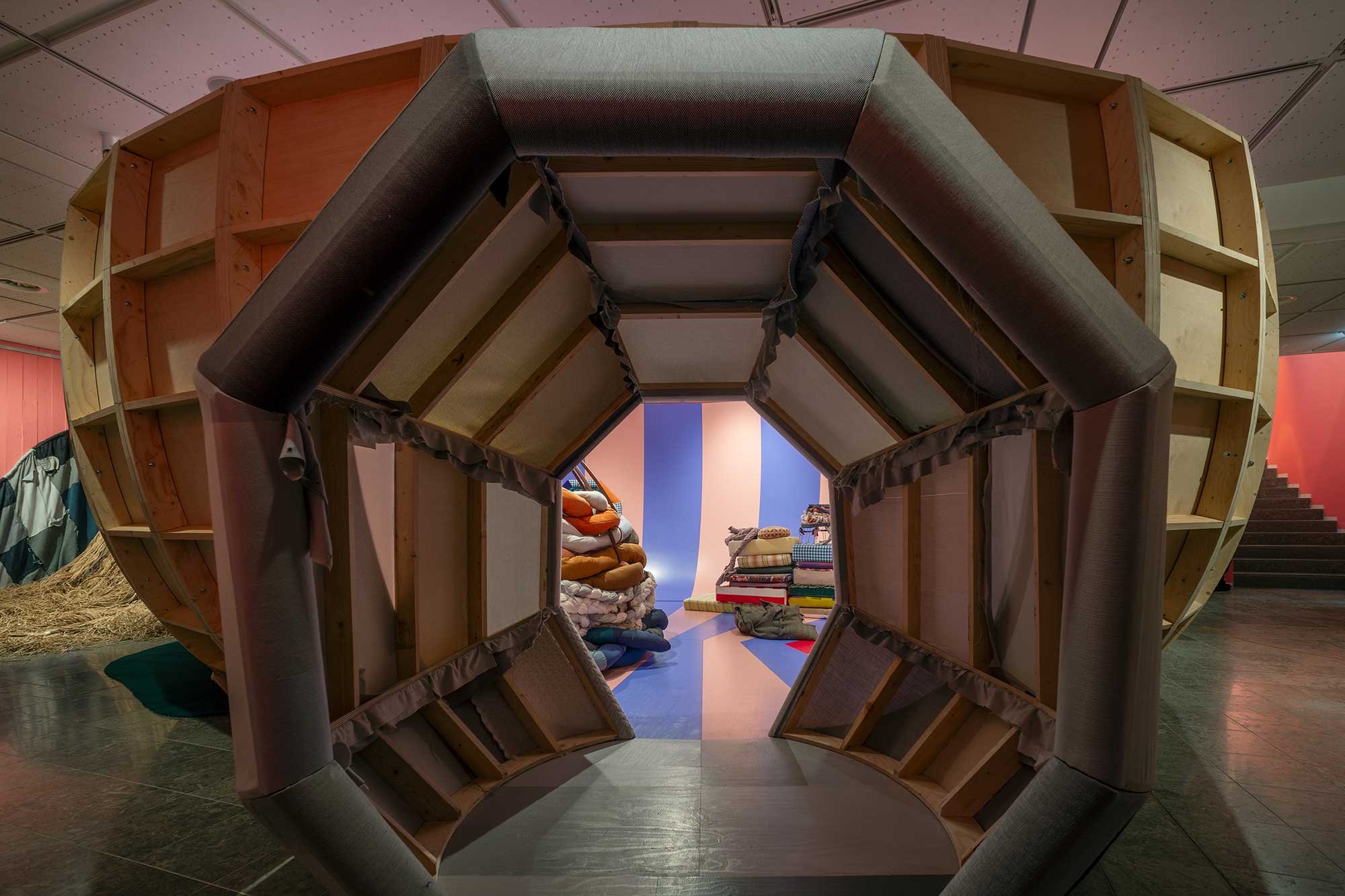 <i>AKT 4 FARICASYMFONIEN</i>. Udstillingsrummet bølger af lyde. Sakseklip, symaskiner og tekstiler, der rives i stykker. Menneskets lyde; lirekassen, violinen, et horn, klaveret, klokker og et kor af stemmer blander sig med hverdagens og kroppens lyde. Det helt nære, vejrtrækningen, og det fjerne; lyden af det store rungende hav. Som et patchwork. Foto: Jacob Friis-Holm Nielsen