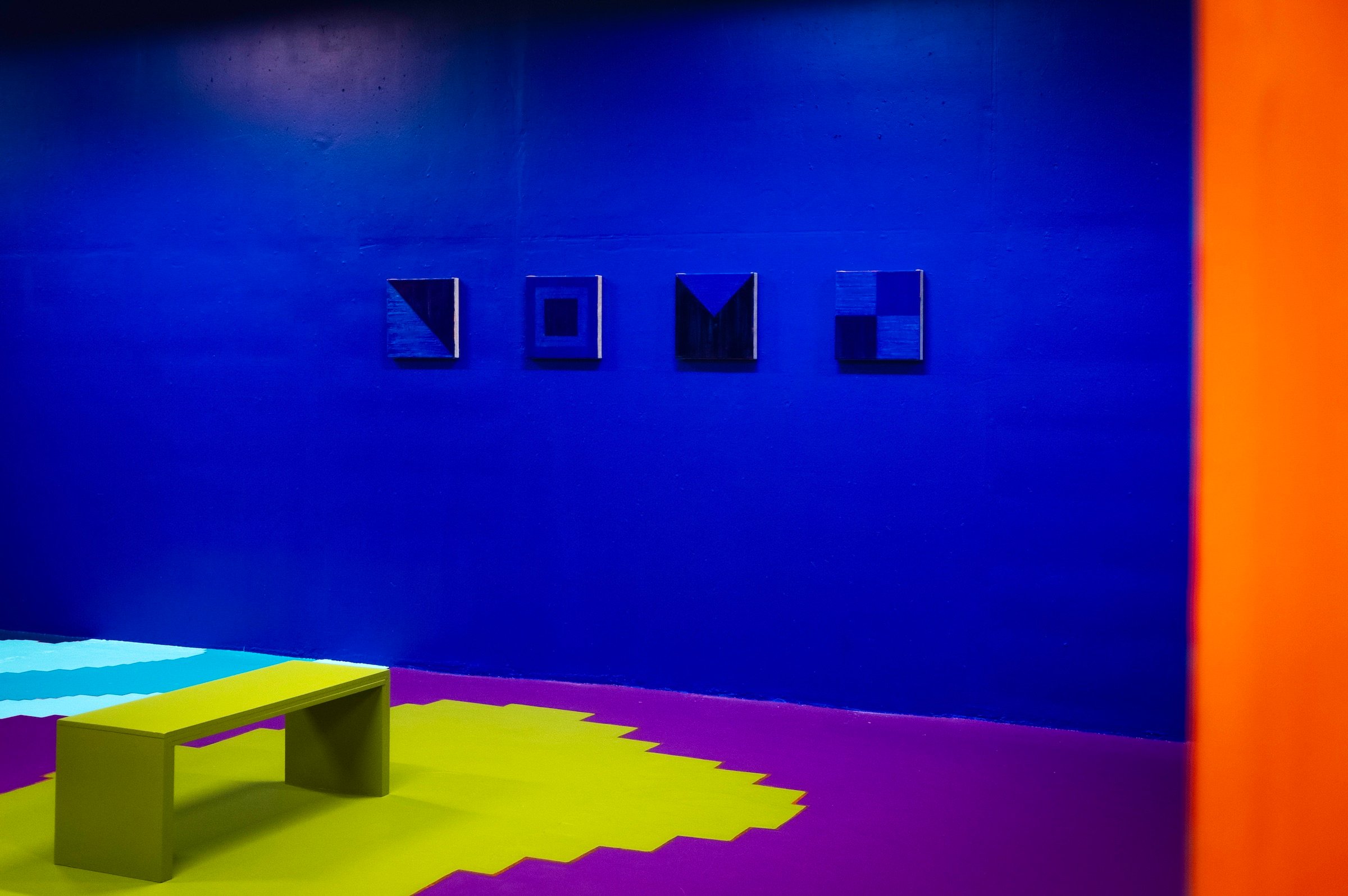 Installationsfoto med Peter Birk, Blå Kommunikation I-IIII, 2025 - foto Marcus Fay