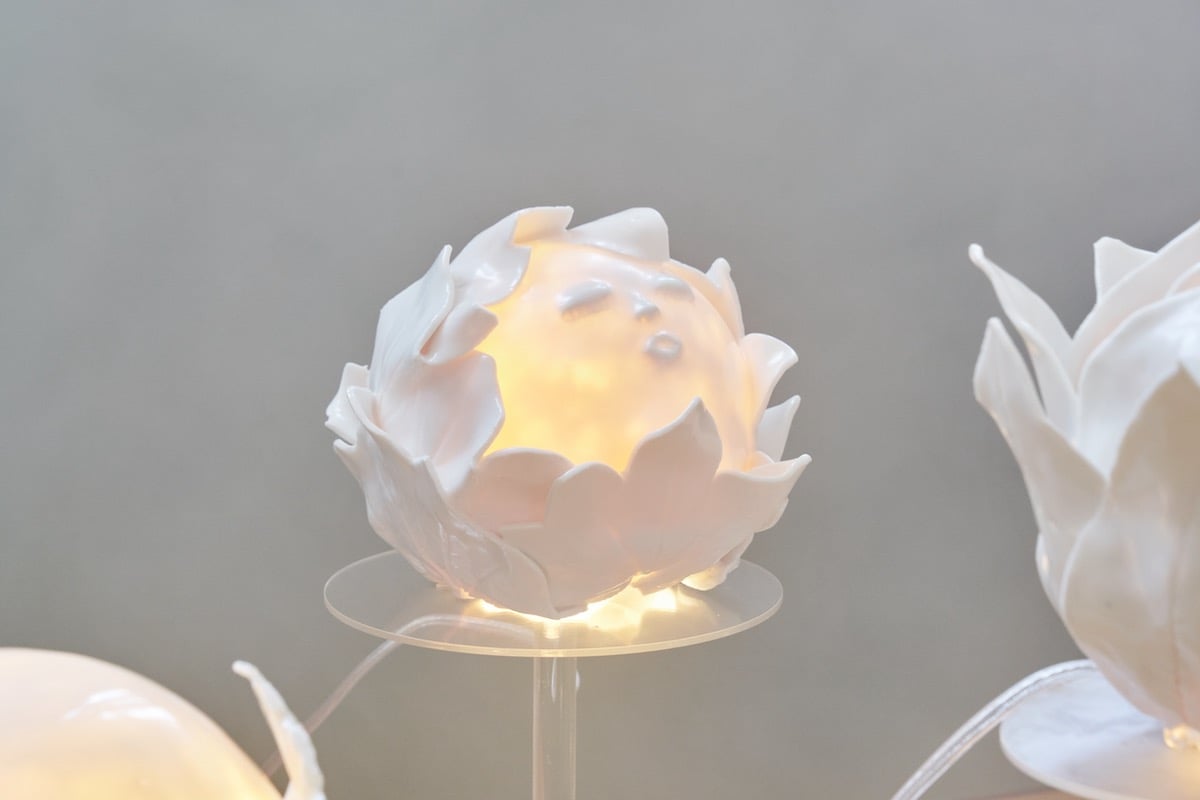 Eva Louise Buus, <i>Blomsterhoveder (Lysskulpturer)</i> i røgtåge (nær), 2024. Foto: Brian Kure.